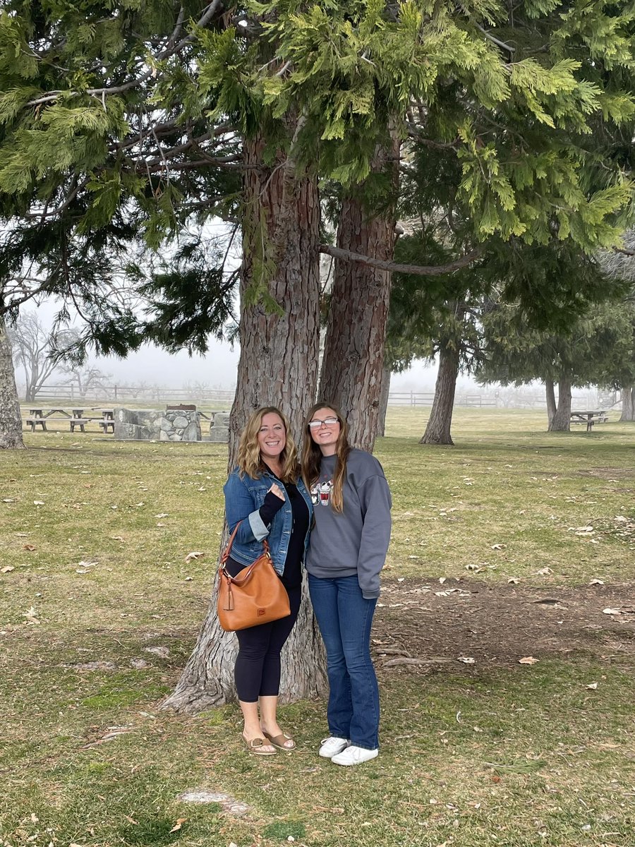 vicnric's tweet photo. Loved spending time with our Sis today! 💖💝 We went to work out together! 🏋🏼‍♀️💪🏽 We went to lunch &amp; then to Oak Glen! 🌳🍎 Having good grades your Senior year will get you some days off here &amp; there! 👏🏽 Of course, we had to bring the rest of the family home a pie! 👍🏽😏🥧 #oursis https://t.co/5uwMpXfthX