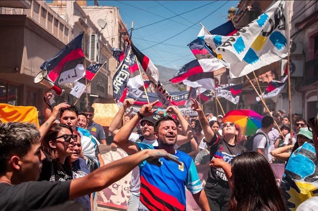 ✌🏻 LA PATRIA NO SE VENDE 

<a href="/Nelsondefierro/">Nelson Johannesen</a> 
<a href="/MaledeMariel/">Mariel Navarro</a>