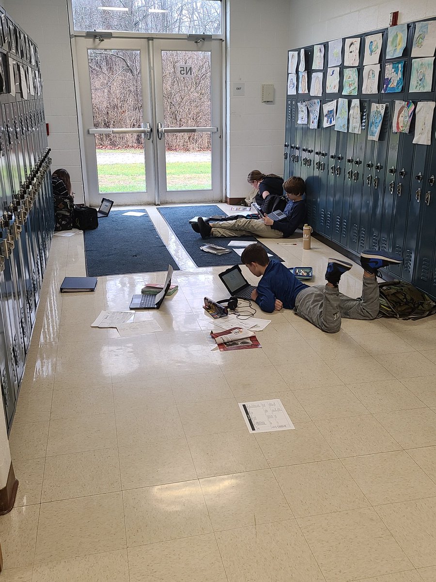 J_Lyons33's tweet photo. I love my team. We flexed our schedule again today to make more time for small groups and students got choice in where and how they worked. It did not go perfectly, but the kids enjoyed it and we have already started reflecting on how to make our next round better. ❤️ #WCconnects https://t.co/lJT1HOc8DZ