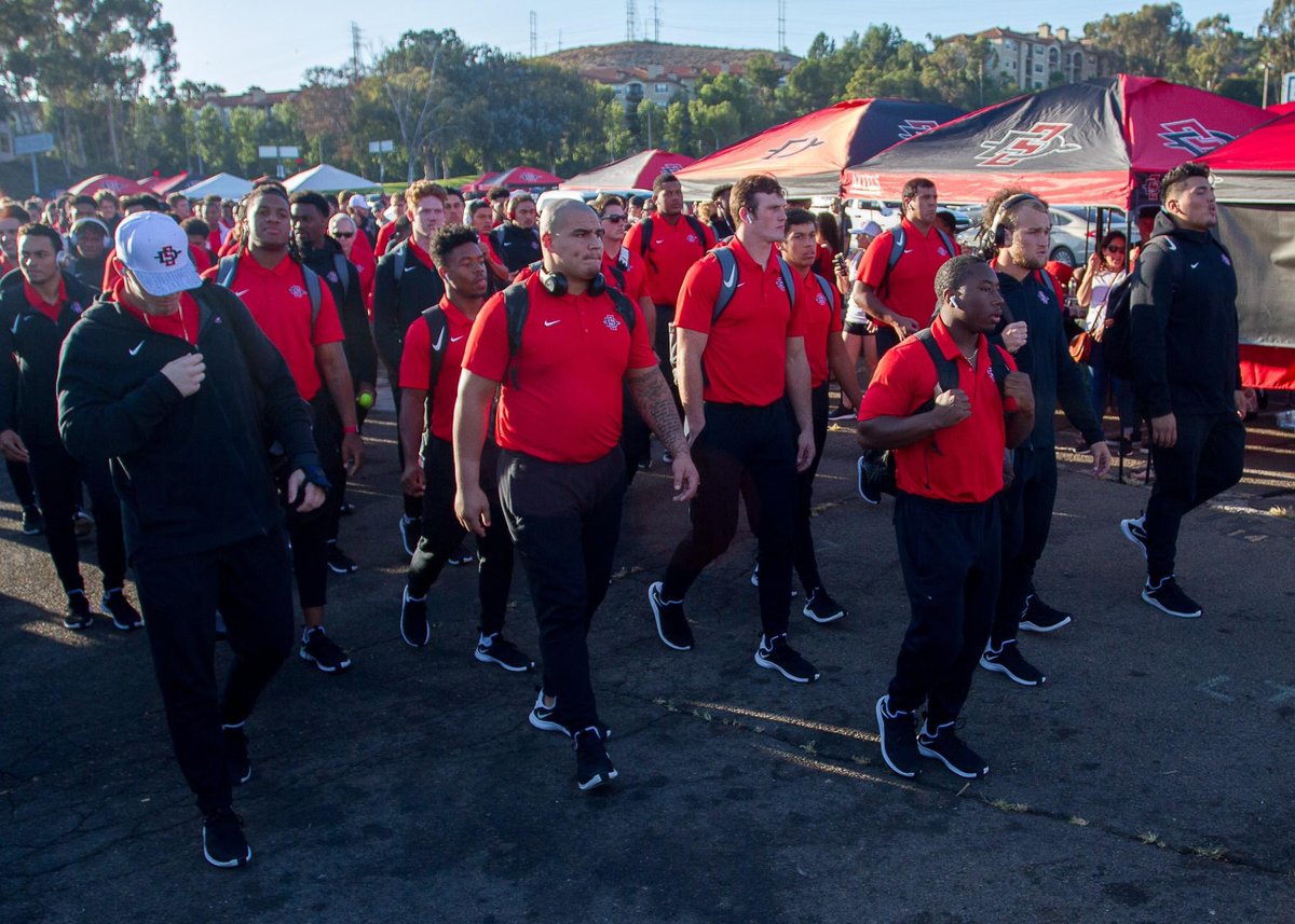 DonDeMarsPhoto's tweet photo. SDSU Warrior Walk QUALCOMM Stadium 2017 @AztecFB @SDSUCheer Can I make a suggestion? Is it possible to extend the Warrior Walk coming into #SnapdragonStdm? Thoughts? https://t.co/88gdIICF8M