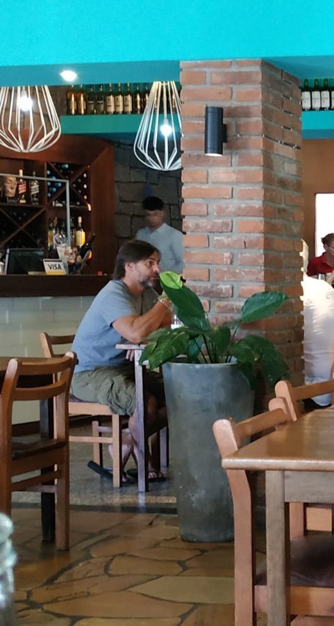 DEBORAHKAHAN1's tweet photo. El lastre en un 5 estrellas y él en un restaurante común como vamos vos y yo .
Esa es la diferencia. Dormir tranquilo.  Impagable. https://t.co/rTXCHgjOO3