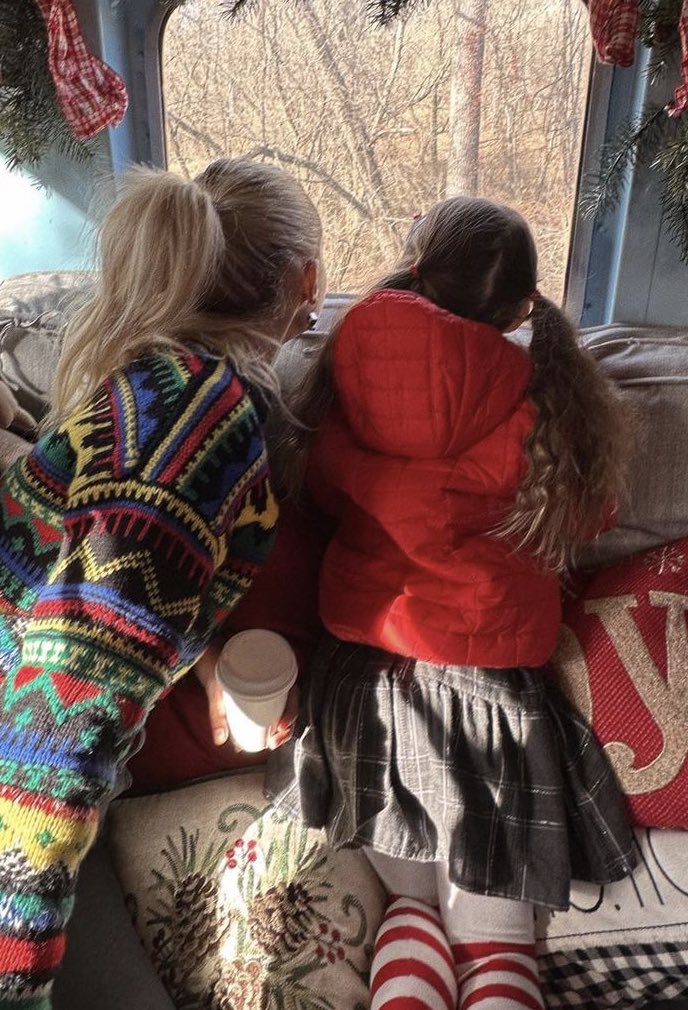 Essa foto da Gigi Hadid com a Khai, filha da modelo com Zayn 🥹