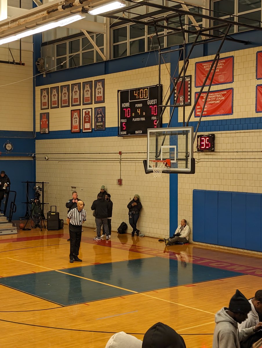 GriffinD45574's tweet photo. @BostonHeraldHS - Charlestown  &amp;  Burke 70 - 70 heading to OT. https://t.co/2uRpxiM4oY