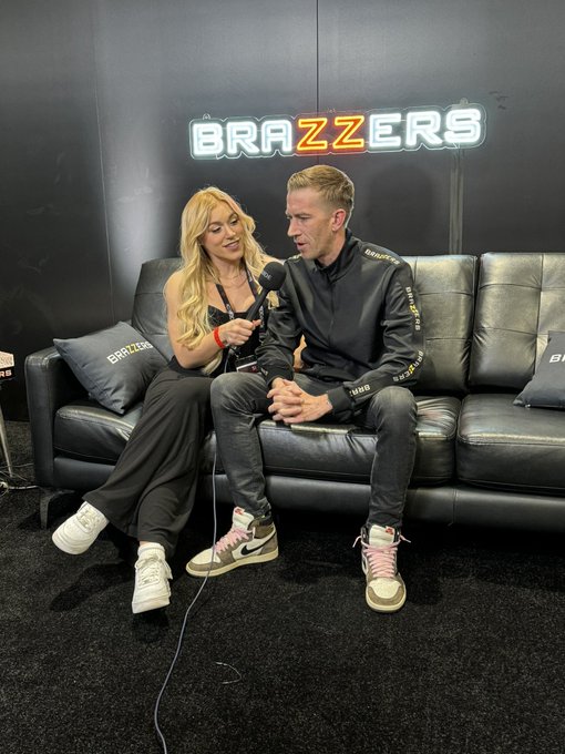 Bumped into @ellebrookeuk at the @Brazzers booth today. Who thinks a round three needs to happen? https://t<a class="tags" href="/tag/ellebrookeuk">@ellebrookeuk</a><a class="tags" href="/tag/brazzers">@brazzers</a>