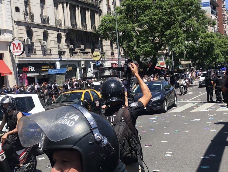 fernandapaixaov's tweet photo. Pese a lo ordenado por el juez federal Ernesto Kreplak al Ministerio de Seguridad de que no haya filmaciones sin orden judicial previa durante los actos del paro de hoy, se pudo ver a muchos efectivos, de a pie o en moto, portando cámaras y filmando a la movilización en BsAs https://t.co/Fb5XbQ9HD0