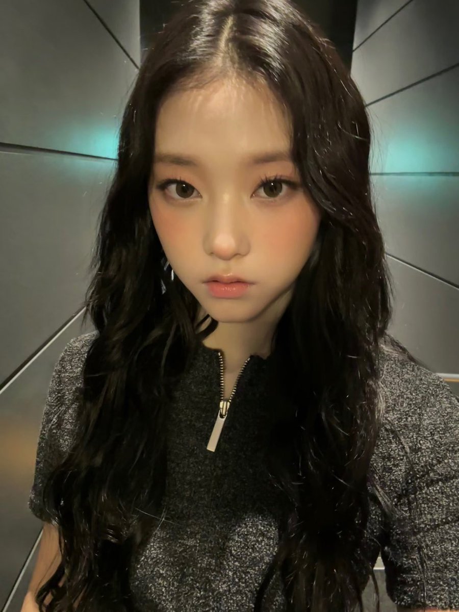 onlyhaerin's tweet photo. wavy hair haerin > https://t.co/ey30YP3U66