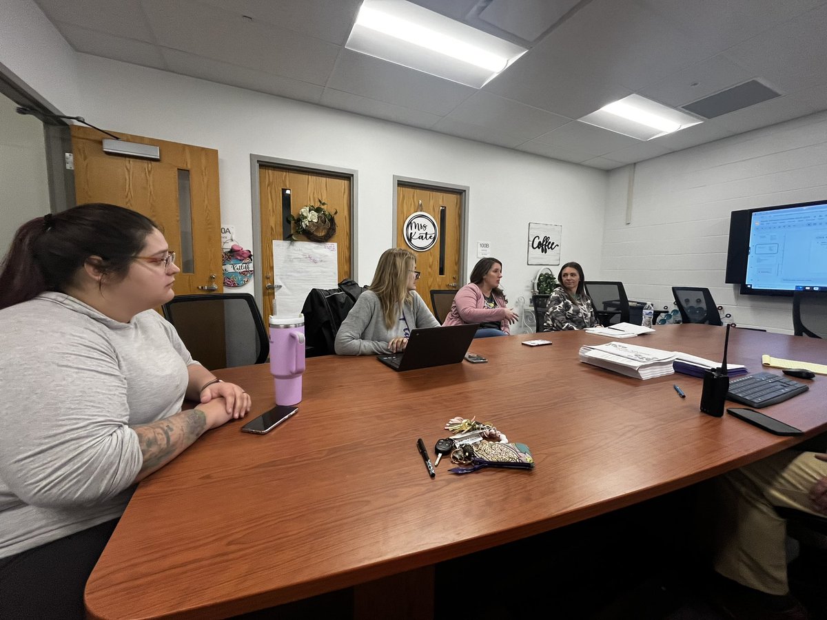 RodburnElem's tweet photo. 🦚 Rodburn Elementary held their monthly Parent Advisory Committee this evening. We appreciate the willingness of our parents to help us strengthen our school and the community partnership! 💜 https://t.co/rDzxhM4UPh