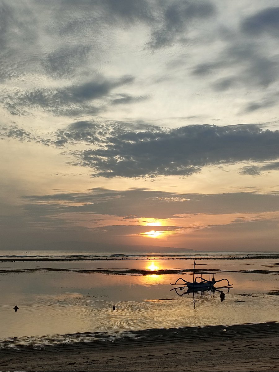 a2_bali's tweet photo. おはようございます

今日のバリ島は晴れ時々くもり⛅
ただいまの気温は28℃ 

写真は今朝のサヌールビーチの
サンライズ

いつ見てもきれいです😍

#バリ島
#企業公式が毎朝地元の天気を言い合う https://t.co/M47LmglqHK