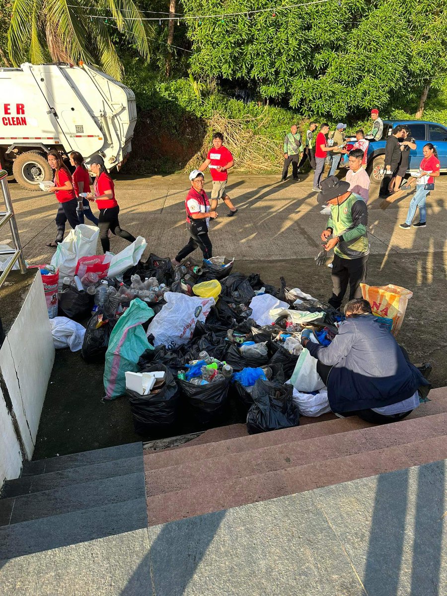 krizmuffin07's tweet photo. Municipal Links of Claver actively participated in LGU Claver  Coastal Clean Up Activity last January 12, 2024 at Lawihan Boulevard in the observance of the International Zero Waste Month. 

#DSWDMayMalasakit
#Serve1st https://t.co/gCMpJjpYrx