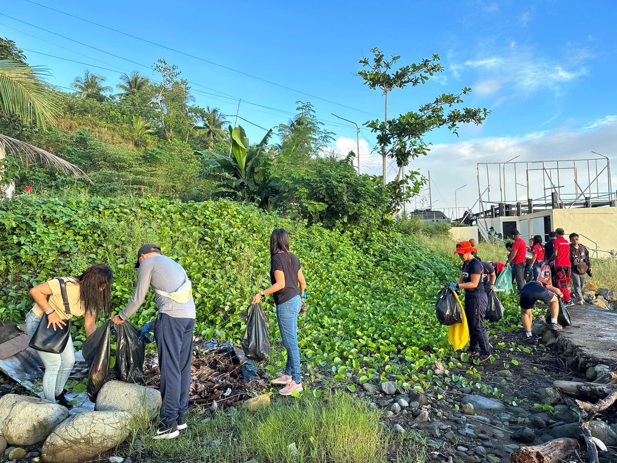 krizmuffin07's tweet photo. Municipal Links of Claver actively participated in LGU Claver  Coastal Clean Up Activity last January 12, 2024 at Lawihan Boulevard in the observance of the International Zero Waste Month. 

#DSWDMayMalasakit
#Serve1st https://t.co/gCMpJjpYrx