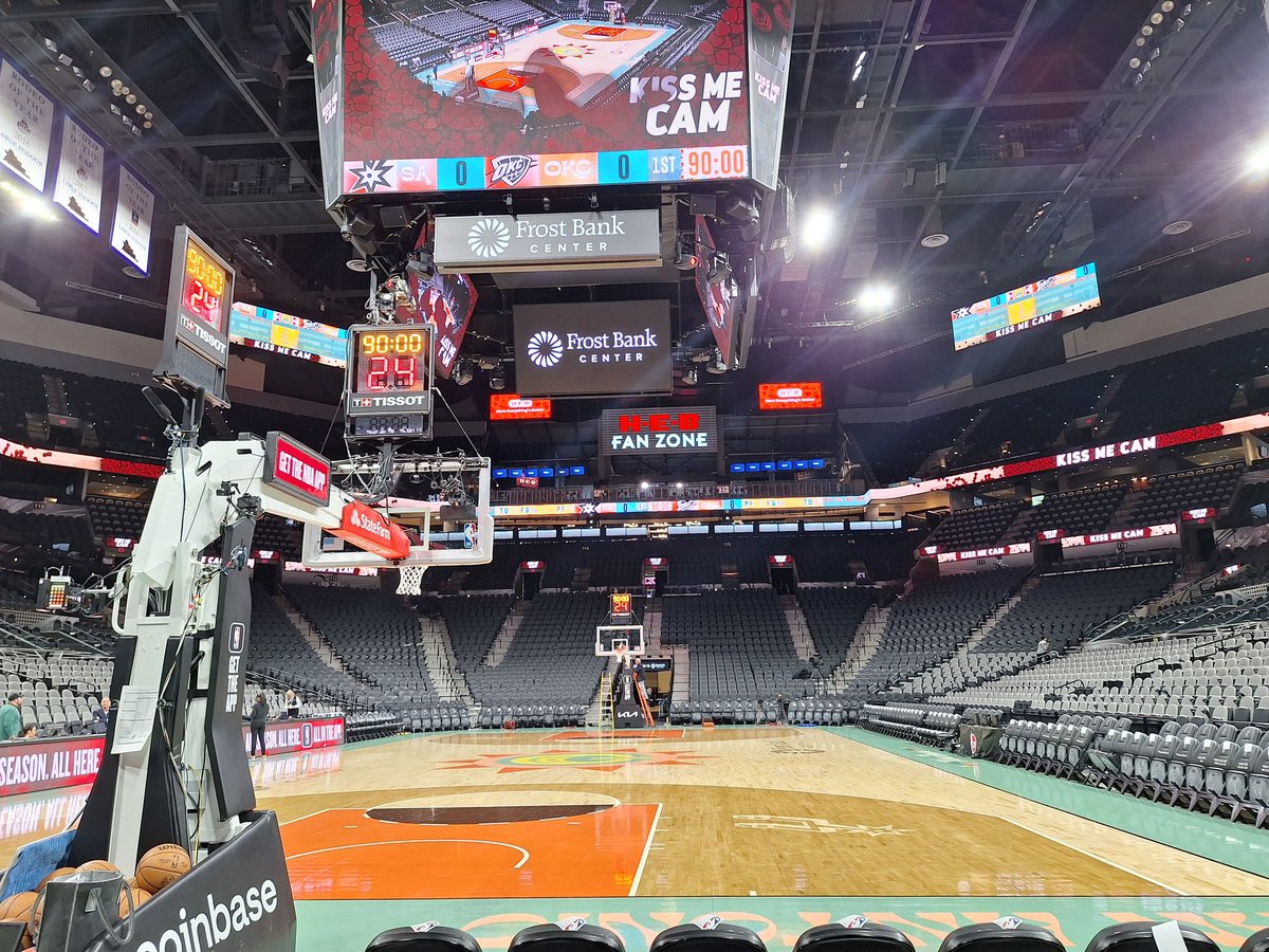 l2ker's tweet photo. Mama we made it ! 
Le gamin fan de basket a des étoiles plein les yeux https://t.co/iTgZEMJggF