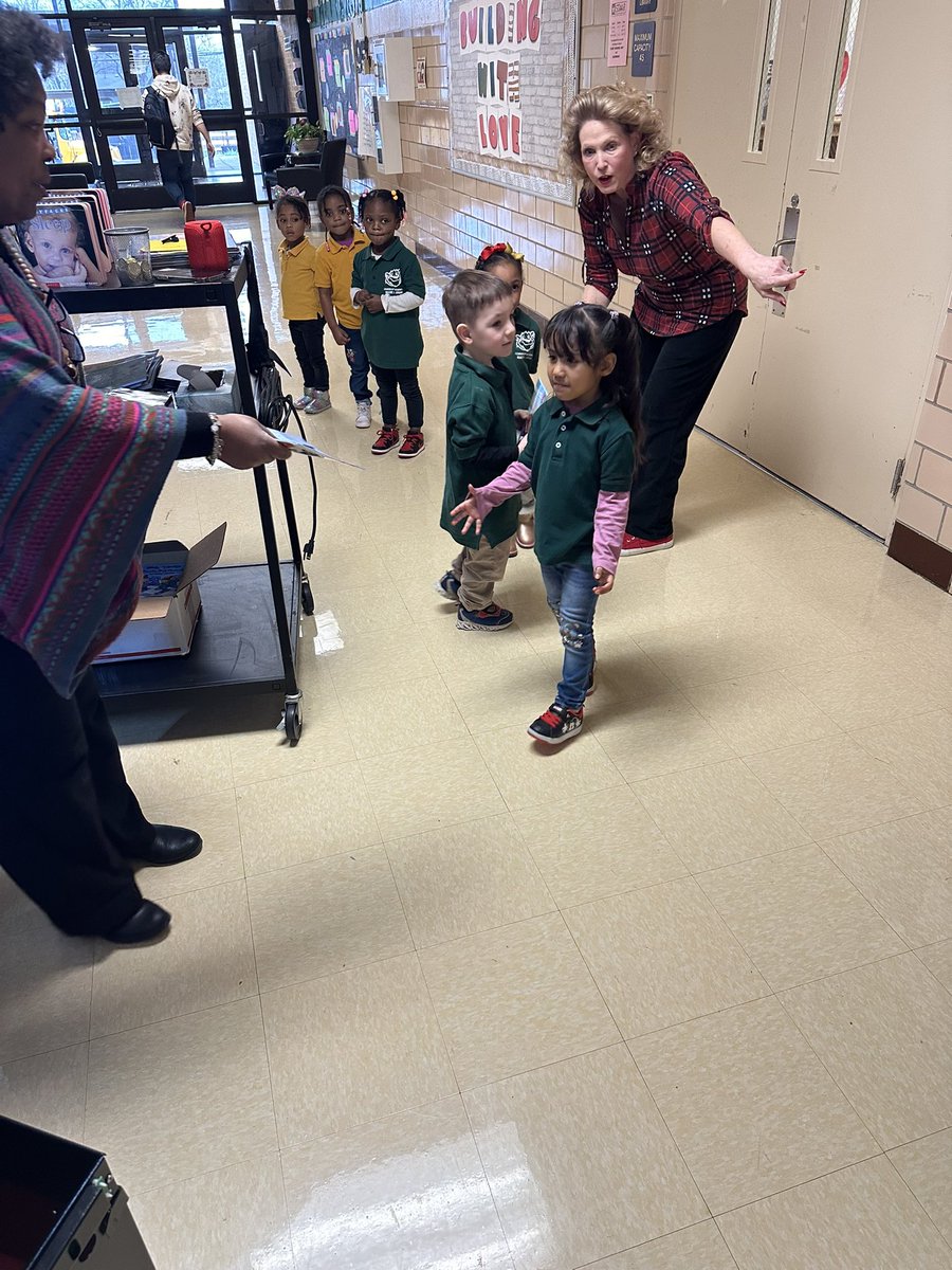 Mr_Conner's tweet photo. Mrs. Johnson’s Pre-K 3 class stopped by the book vending machine today! #BuildingWithLove #OneLoganLove @LALoganFWISD @LANschools @pdilley5 https://t.co/bkJHSA4RYS