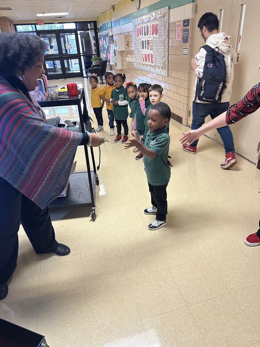 Mr_Conner's tweet photo. Mrs. Johnson’s Pre-K 3 class stopped by the book vending machine today! #BuildingWithLove #OneLoganLove @LALoganFWISD @LANschools @pdilley5 https://t.co/bkJHSA4RYS