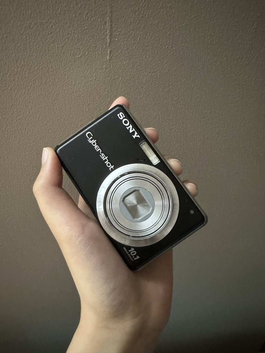 kuaysay79's tweet photo. ส่งต่อ กล้องค่ะ Sony cybershot dsc s950
3500฿ รวมส่ง 📌 
-แบต -แท่นชาร์จ -เมม -สายคล้อง งดต่อราคานะคะ ทักมาขอบัตรปชชได้ ไม่โกง เพราะชั้นพึ่งโดนโกงมา555 #กล้องดิจิตอลคอมแพค #กล้องมือสอง #กล้องดิจิตอล #กล้องมือสอง ทักมาขอดูภาพจากกล้องได้ https://t.co/JtdcQHtf3T