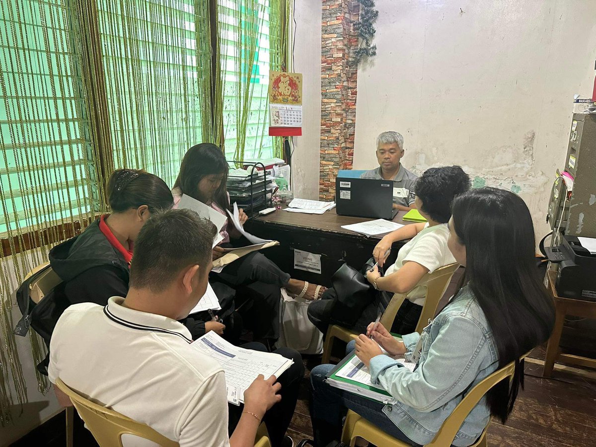 krizmuffin07's tweet photo. Municipal Links of Claver attended Individual Performance Contract Rating (IPCR) assessment for 2nd semester of 2023 with SWO III, Mr. Gabriel R. Siase at Municipal Operation Office of Placer, Surigao del Norte last January 17, 2024.

#DSWDMayMalasakit
#Serve1st https://t.co/q1lzw5qZcE