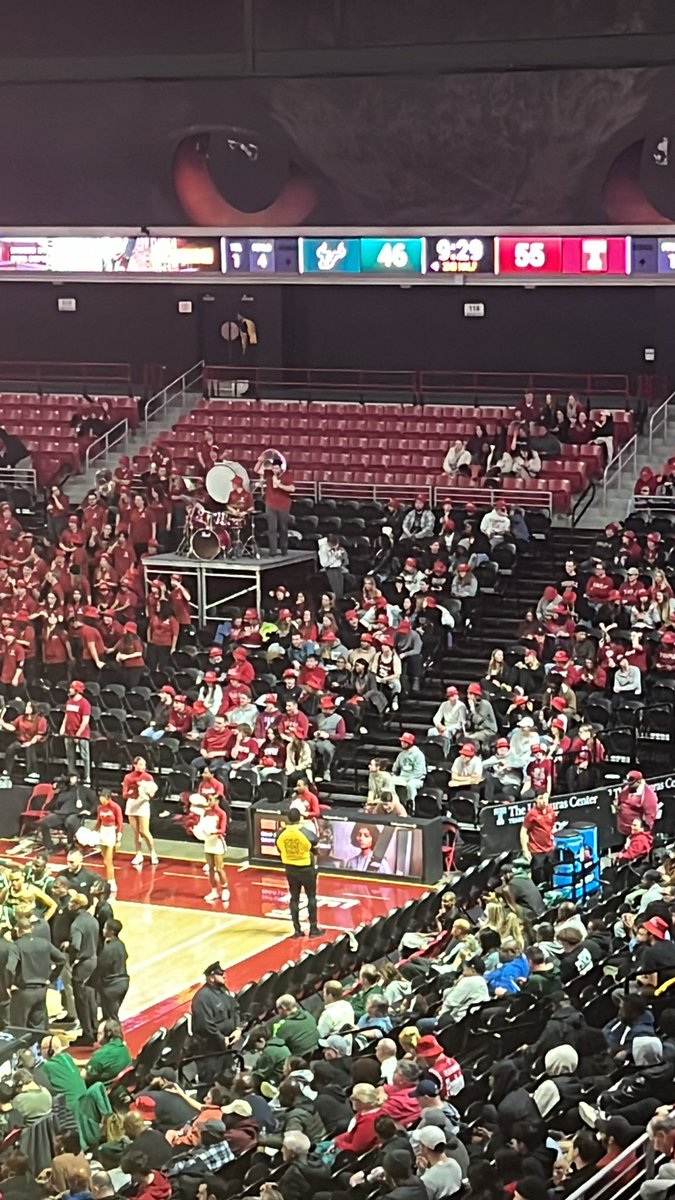 big_seltzer_'s tweet photo. YALL GONE MAKE ME ACT A FOOL … UP IN HERE, IN MY CHAIR !!!!

ELECTRIC ENVIRONMENT TO SIT IN AFTER THAT RUN!!!

OUR OWLS PUSH AHEAD 55-46 OVER WHO-SF https://t.co/tmKhHJSCu6