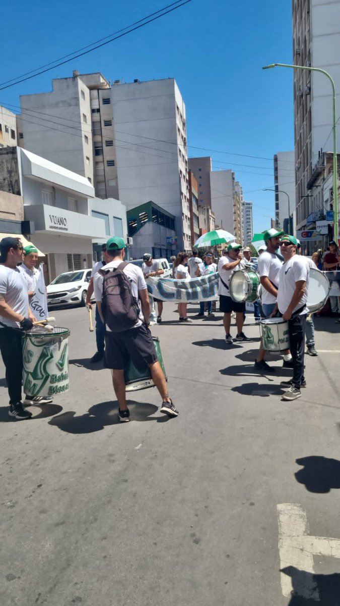 Histórico día. Ni los sofocantes 37 grados  impidieron que los trabajadores y trabajadoras se hagan escuchar en repudio al DNU y la LEY ÓMNIBUS. A sacar pecho compañeros/as que la lucha recién comienza y nuestros derechos no se negocian. ✅
<a href="/Aguero_M_A/">Miguel A Agüero</a> 
<a href="/LoreMalvar/">Lorena</a> 
<a href="/stmbb/">STMBB</a>
