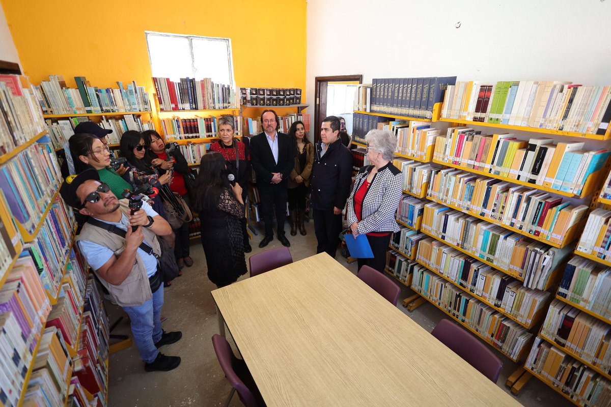 ChignahuapanB's tweet photo. Tras su cierre en 2020, el presidente Lorenzo Rivera reabre la Biblioteca Pública Regional No. 972 "Licenciado Ignacio Romero Vargas", que alberga más de 15 mil libros. https://t.co/ZYA6y4JFsk