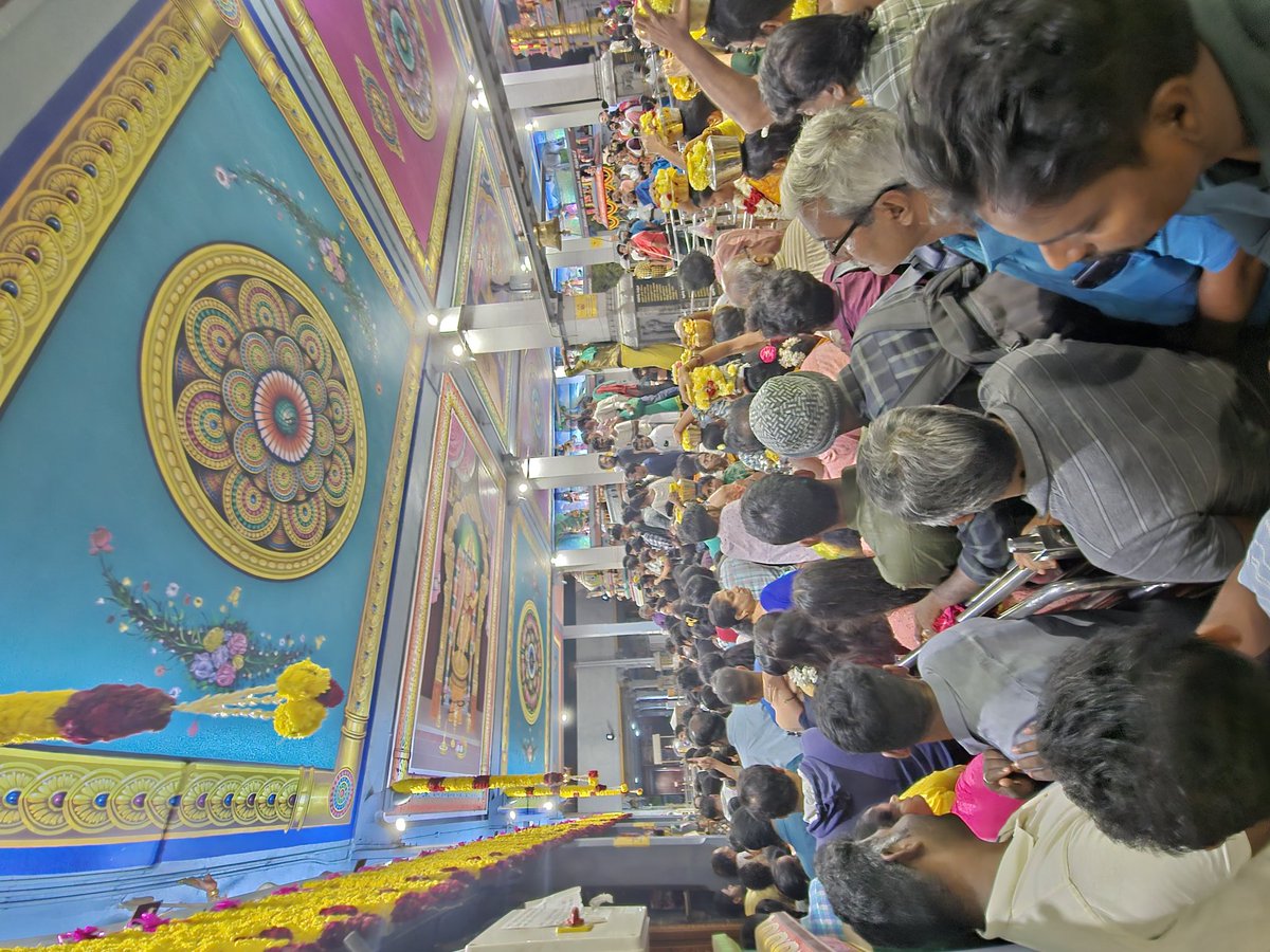 இன்று தைப்பூசத்தையொட்டி எம்பெருமான் முருகர் வடபழனி ஆண்டவரின் முதல் தரிசனமான பள்ளியெழுச்சி தரிசனத்தை காண நள்ளிரவு 2 மணியிலிருந்து காத்திருந்த முருக பக்தர்கள்...!

#எல்லாபுகழும்முருகனுக்கே