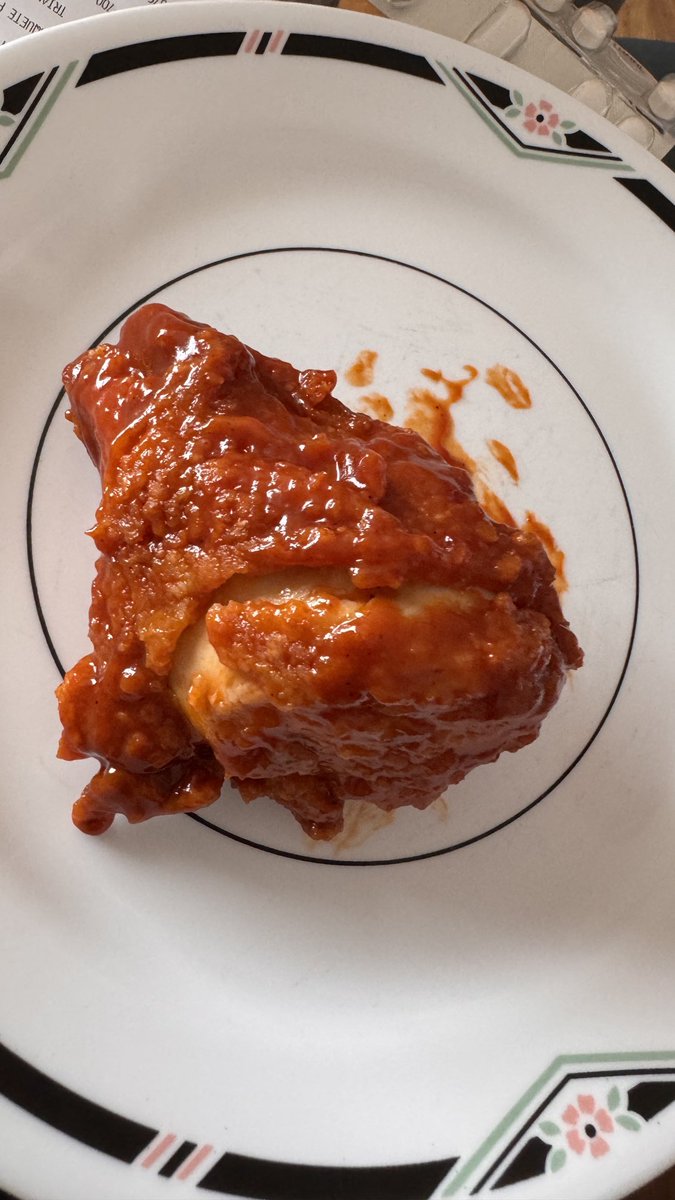 lucho0612's tweet photo. ⁦@frisbylohace⁩, no es justo que nos entreguen presas partidas a la mitad si estamos pagando el pollo completo, no disminuyan la calidad del producto. ⁦@kfccolombia⁩ si las entrega enteras 😬 https://t.co/xms2vcMH2Y