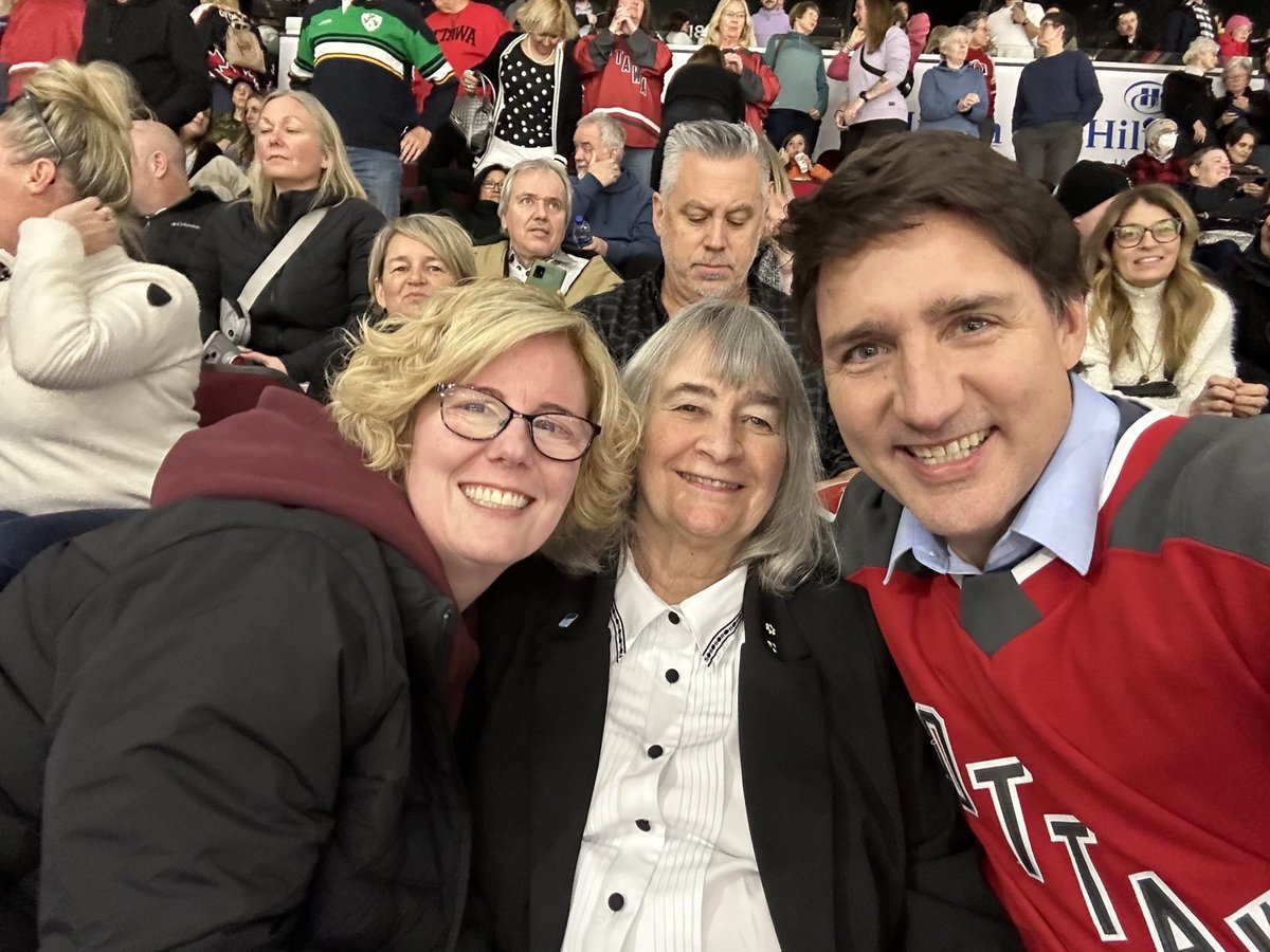 So happy to be back cheering on <a href="/PWHL_Ottawa/">x - Ottawa Charge</a> in front of another sold-out TD Place crowd, this time with PM <a href="/JustinTrudeau/">Justin Trudeau</a> and <a href="/OWHAhockey/">Ontario Women's Hockey Association</a> co-founder Fran Rider! 🍁🥅