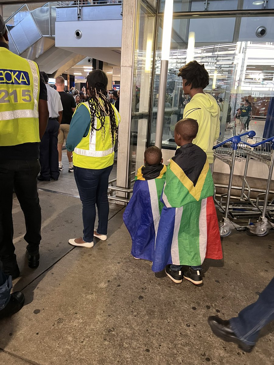 I’m obsessed with what South African sport means to kids 💚💛these two came to ORT to welcome <a href="/dricusduplessis/">Dricus Du Plessis</a>  home.