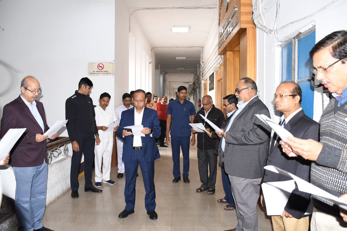 @SecyChief Shri Pradeep Kumar Jena,IAS administering the pledge on the occasion of #NationalVotersDay2024 to the officers and staff of @gapg_dept. @ECISVEEP @PIBBhubaneswar @IPR_Odisha