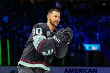 Tatar applauding audience