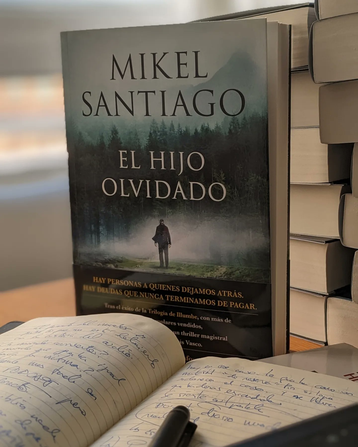 Mikel Santiago on X: Pues ya es 25 de Enero y EL HIJO OLVIDADO es  vuestro.🚀 Esta foto representa muy bien el recorrido de la novela. Desde  mi cuaderno de notas, donde
