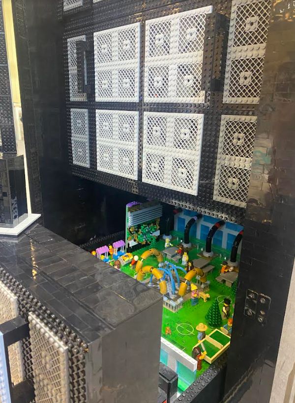 IDUGDb2's tweet image. The life-sized Lego-brick IBM z16 made its way to Barcelona! Check out the Telum processor centerpiece modeled as a fountain in Lego town square. #IDUG #IBM #TechXchange