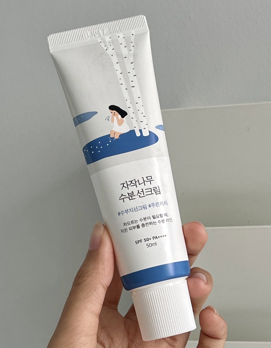 lagom/round lap 10/10
กันแดดสองตัวที่ทำให้งานผิวสวยมากก แบบมันฉ่ำ โกลว์ธรรมชาติ ชอบทั้งสองตัวแต่ใช้ลากอมบ่อยกว่า ชอบเนื้อ มันบางเบา คุมมัน ซึมง่าย รลจะออกฟีลโยเกิร์ตเหลวกว่า แต่ฉ่ำกว่านะ ยังไงก็ซ้ำ

1 s.lazada.co.th/s.mYwZK?cc
2 s.lazada.co.th/s.mYExM?cc