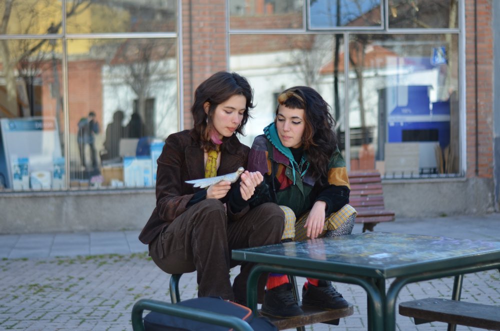 Ojo al dúo madrileño Las nietas del Charli. De momento sólo han soltado dos canciones, pero ambas están muy bien. “Profecía” es la que presentaron ayer, e irá incluida en un primer álbum que no debería tardar mucho en llegar. Aquí se puede escuchar: raso.bandcamp.com/album/las-niet…