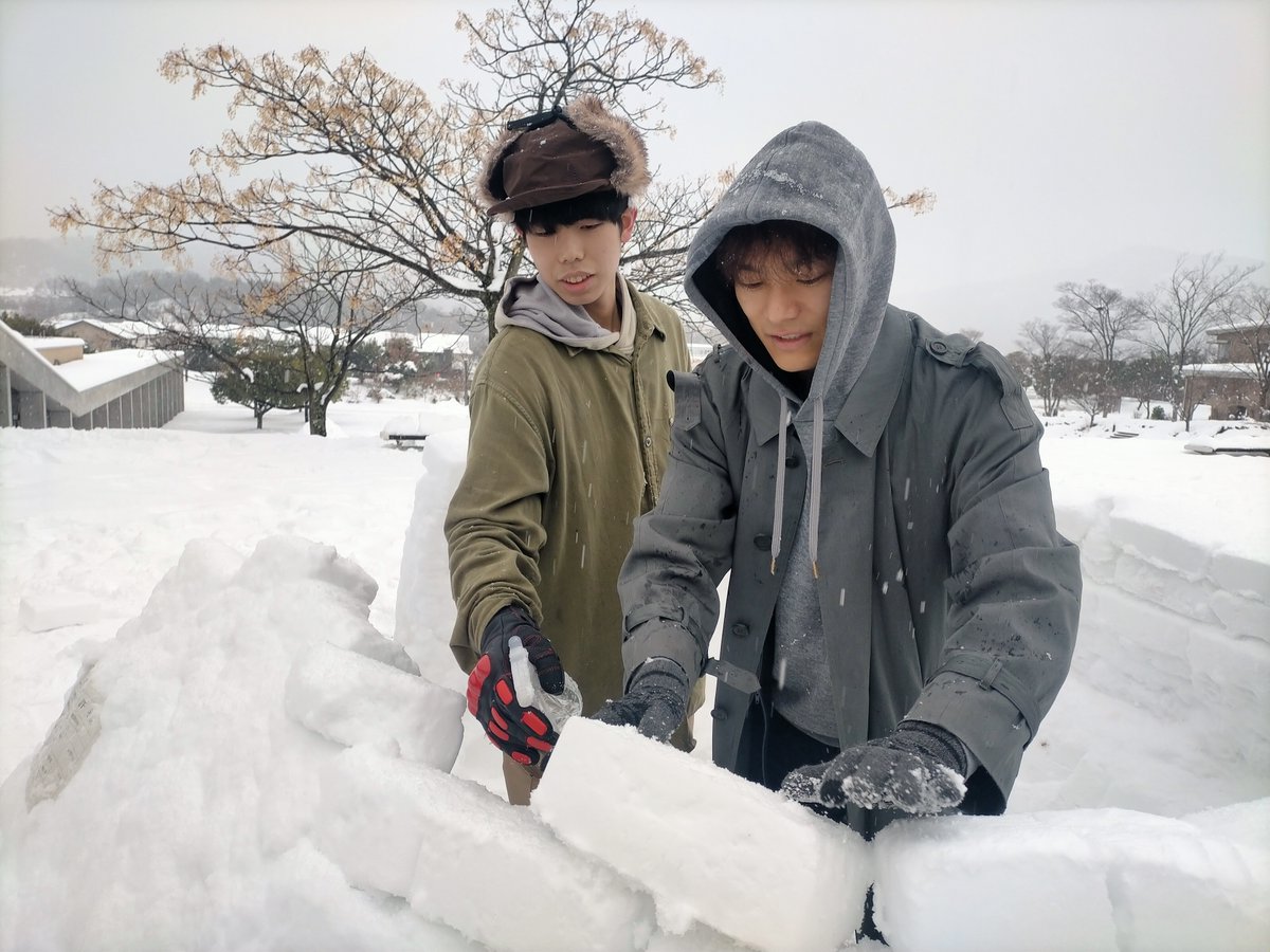 kankyo_U's tweet photo. ☃️☃️☃️
学業の合間に
息抜きで雪の中に出る学生たち
❄️本格的なかまくらを作る人もいれば
❄️ストレス発散なのか
雪玉を投げる人もいます
その様子を見守っていると
皆さんの心の声が聞こえてきました
「#少しも寒くないわ」と
#StudyhardPlayhard
#スノーキャンパス #イグルー https://t.co/YhbAo6D0aC