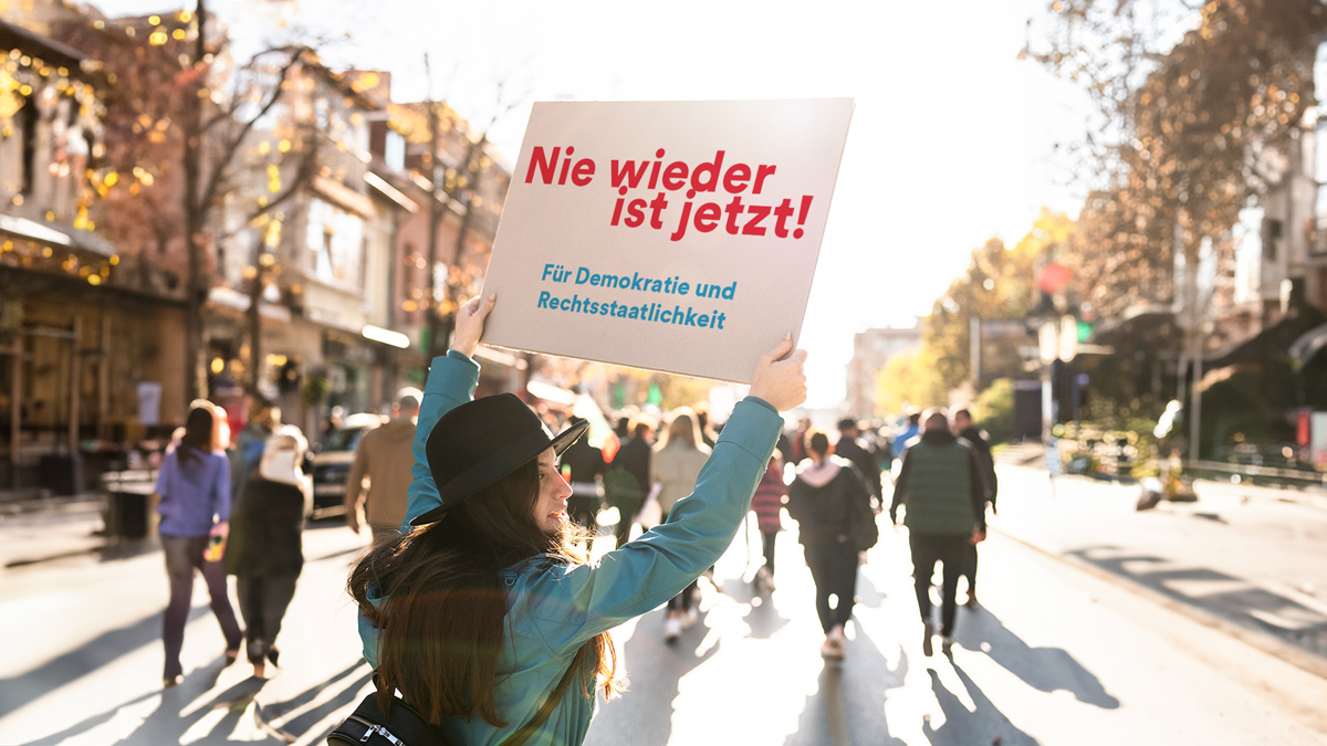 Am Samstag, 27. Januar, wird in #Düsseldorf für #Demokratie und Rechtsstaatlichkeit demonstriert. 💪

Nach der #Demonstration gibt es um 14:30 Uhr die Abschlusskundgebung auf den Oberkasseler Rheinwiesen. Dort wird Oberbürgermeister Dr. Stephan Keller eine #Rede halten.