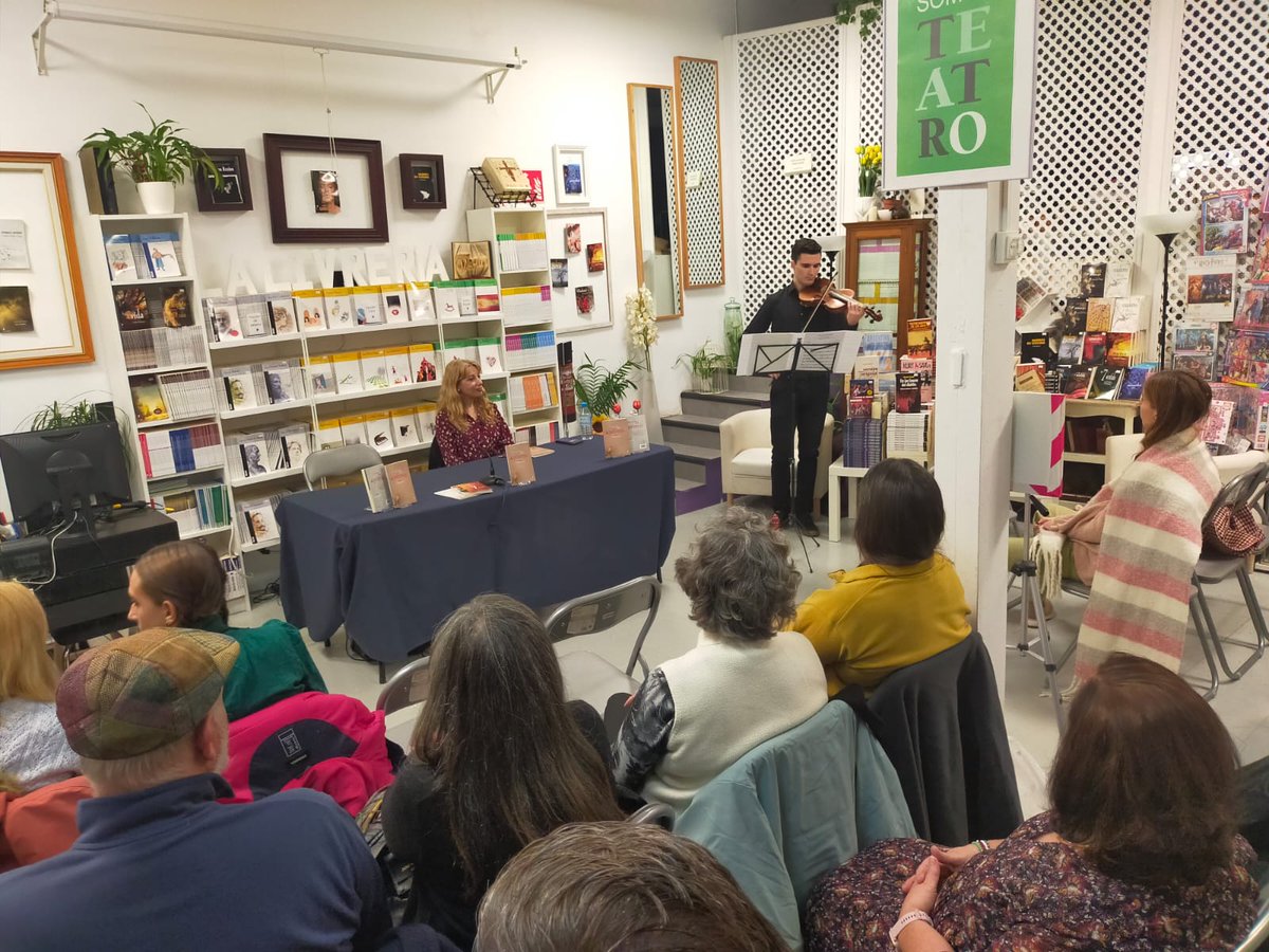 erideediciones's tweet photo. Presentación de "El inesperado éxito del petirrojo" de Myriam Caterina en La LiVrería. 

#poesia #libros #nuevo #petirrojo #queleer #poemas #LibrosRecomendados #lecturas #versos #Musica https://t.co/b56xgmc13B