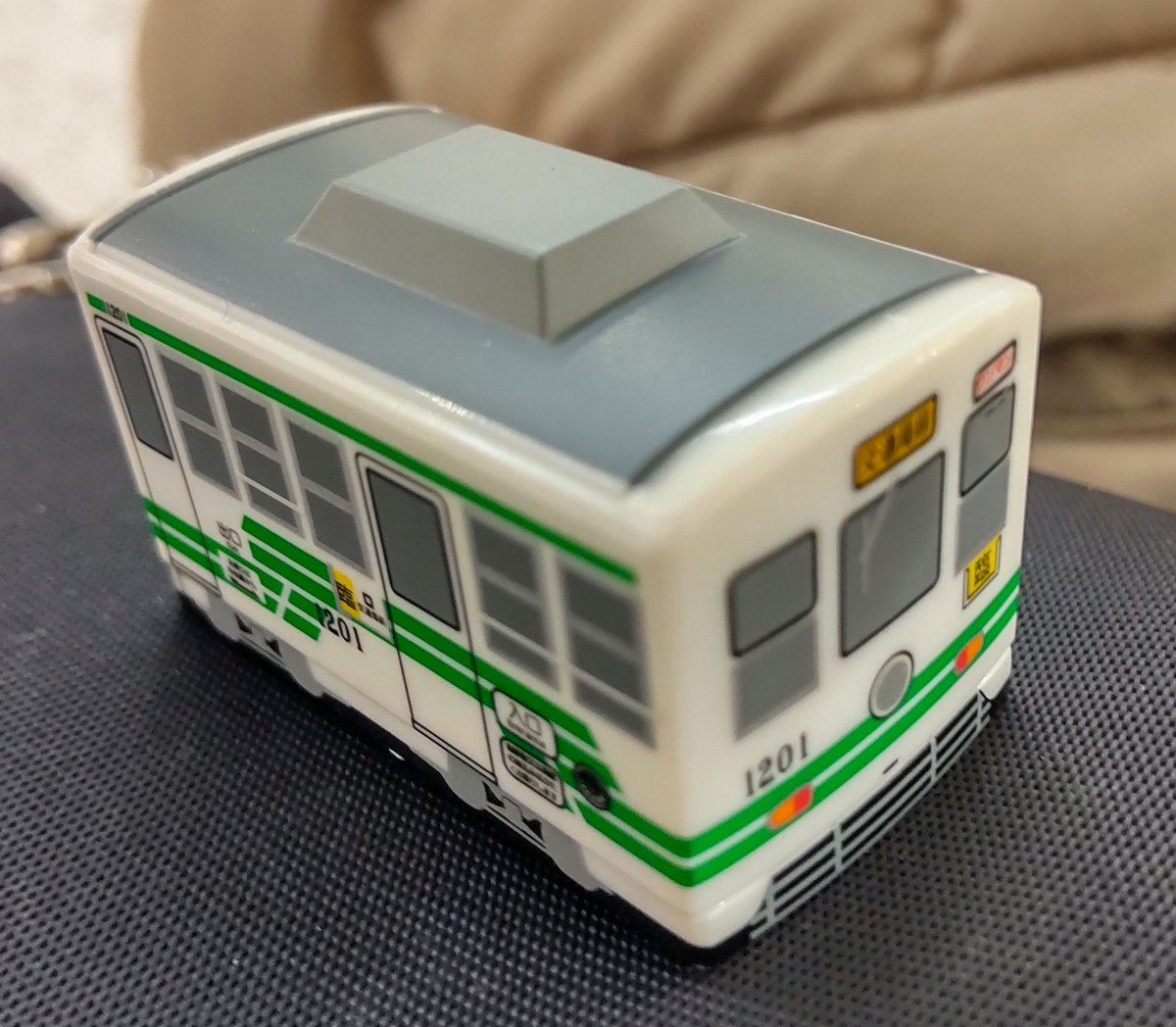S6110T's tweet photo. プルバック熊本市電キーホルダーはとてもかわいい。
#熊本市電100周年記念
#熊本市電
#熊本市交通局 https://t.co/RxFc75voOe