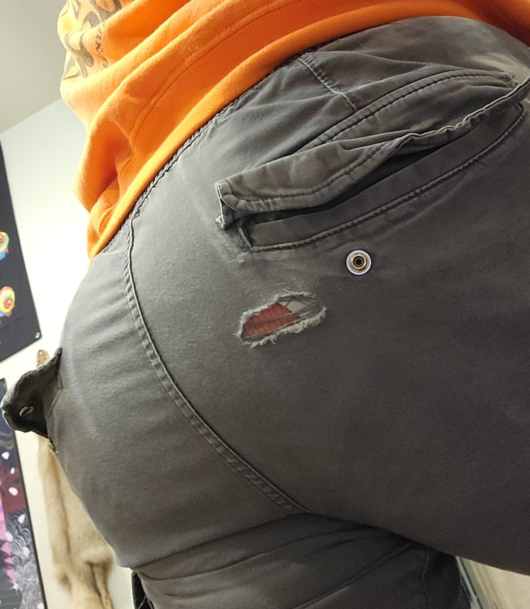 NONSTOPPUP's tweet image. NOOOOOOO THIS DID NOT HAPPEN AGAIN TO THE PAIR OF PANTS I HAD TO BUY TO REPLACE THE LAST ONES 😭😭 WELL I HOPE EVERYONE LIKED ORANGE TODAY BECAUSE THATS WHAT THEY GOT FROM MY COLOR COORDINATED ASS LMAO