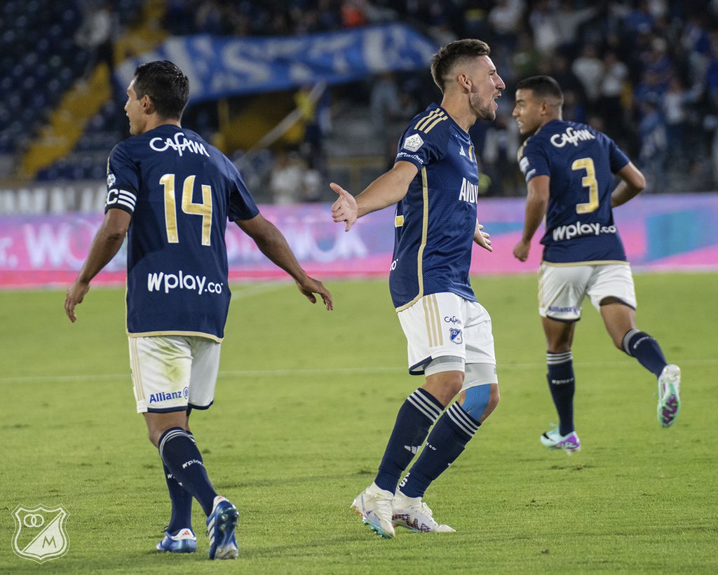 jhoncruzsz's tweet photo. #VictoriaAzul 🏆 ¡Millonarios FC se corona campeón de la Superliga Colombiana tras un triunfo 2-0 sobre Junior! Goles de Santiago Giordana y Leonardo Castro llevan al equipo a la gloria. Una noche histórica en El Campín. #FútbolColombiano #MillonariosCampeón ⚽🎉 https://t.co/j16NRo3rNS