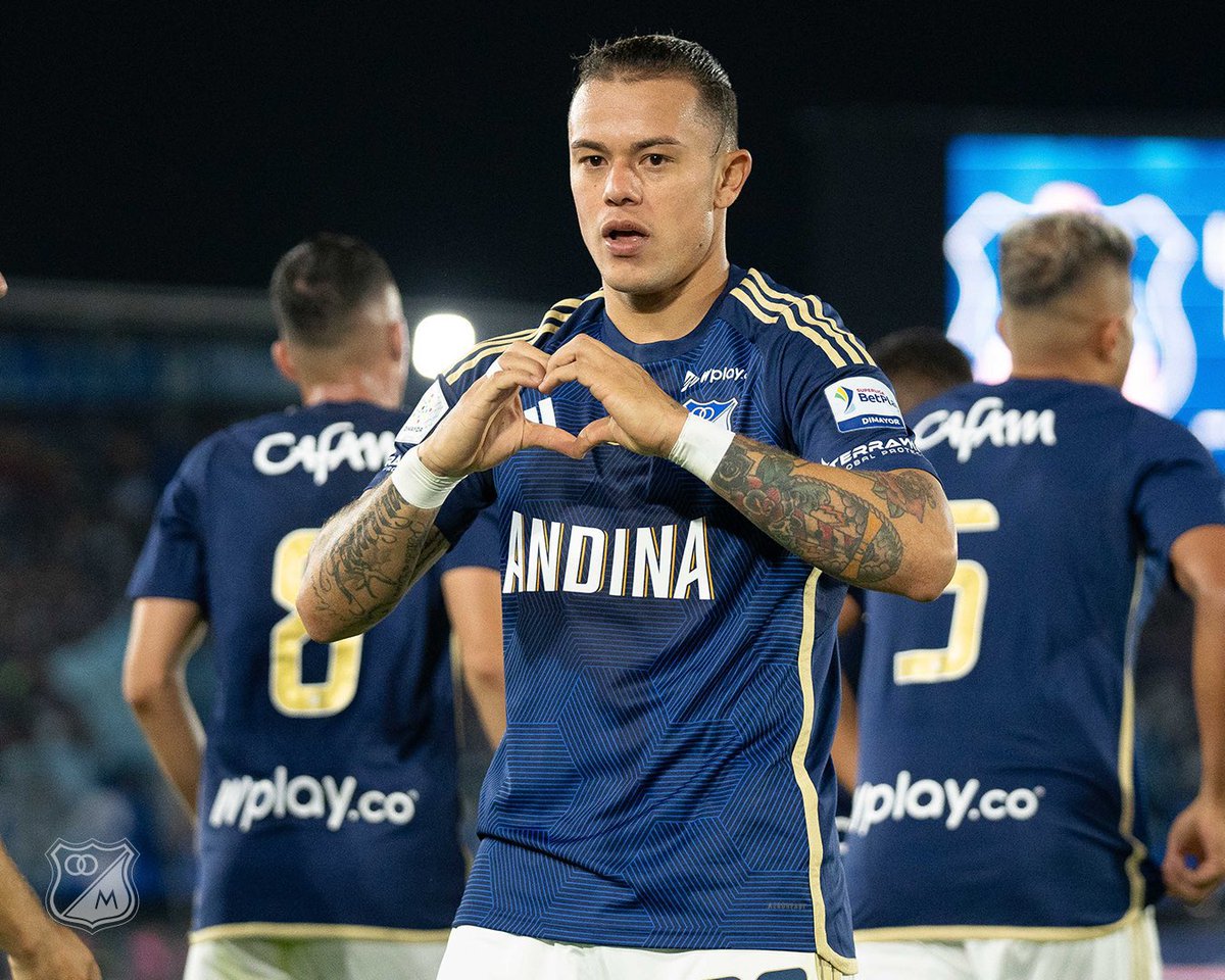 jhoncruzsz's tweet photo. #VictoriaAzul 🏆 ¡Millonarios FC se corona campeón de la Superliga Colombiana tras un triunfo 2-0 sobre Junior! Goles de Santiago Giordana y Leonardo Castro llevan al equipo a la gloria. Una noche histórica en El Campín. #FútbolColombiano #MillonariosCampeón ⚽🎉 https://t.co/j16NRo3rNS