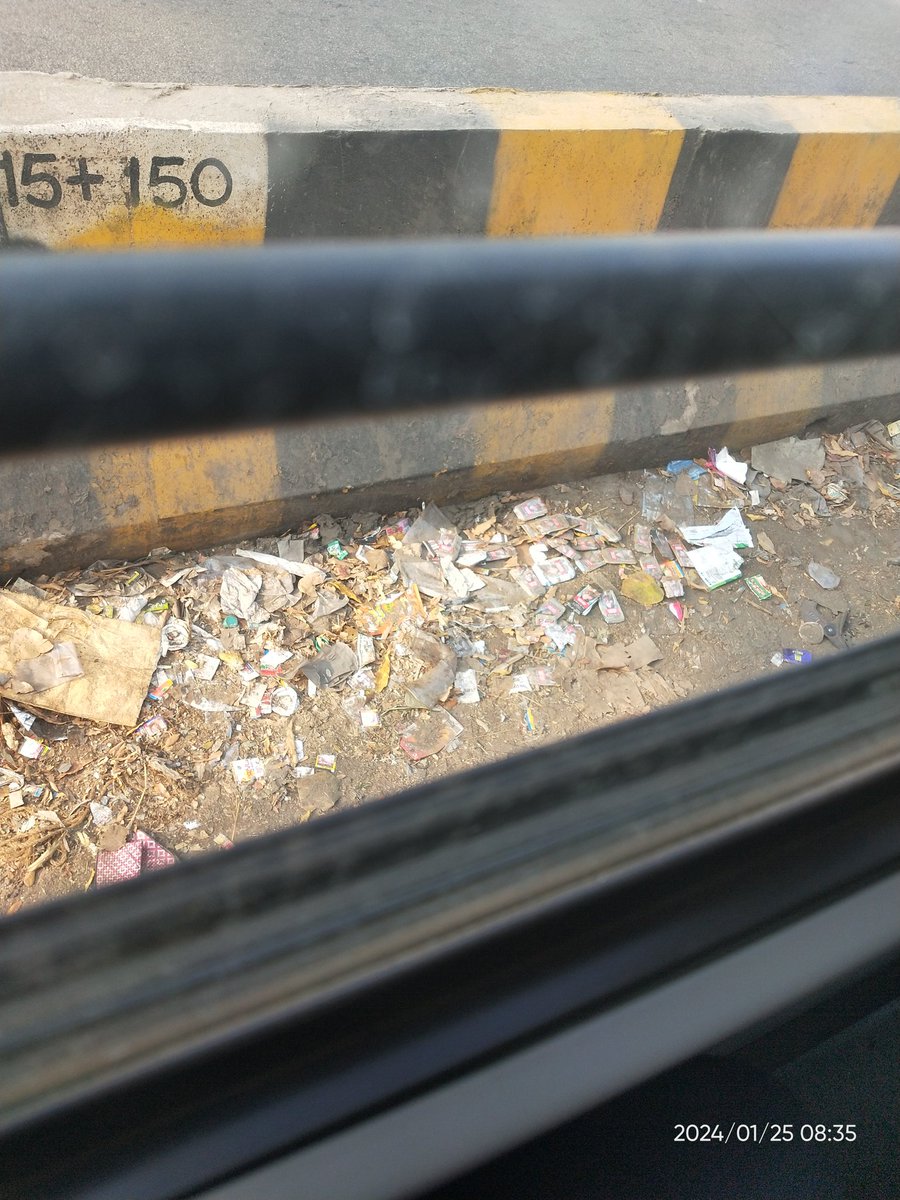 Siddu3568's tweet photo. @NHAI_Official Garbage not cleaning at Parlegi toll, Bengaluru Nelamangala highway. https://t.co/Q2MjVXo9mD