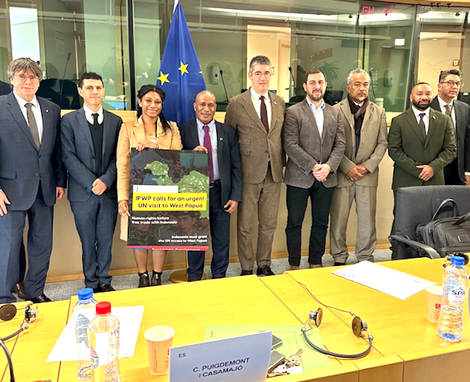 DavidRobie's tweet photo. Wenda calls on Euro politicians to sign Brussels Declaration on #WestPapua #AsiaPacificReport #brusselsdeclaration #UnitedNations #HumanRightsViolations @BennyWenda @newsroom_the @USPWansolwara @PACNEWS2
https://t.co/QXRVNeFEc4 https://t.co/7ch8fg4Nls