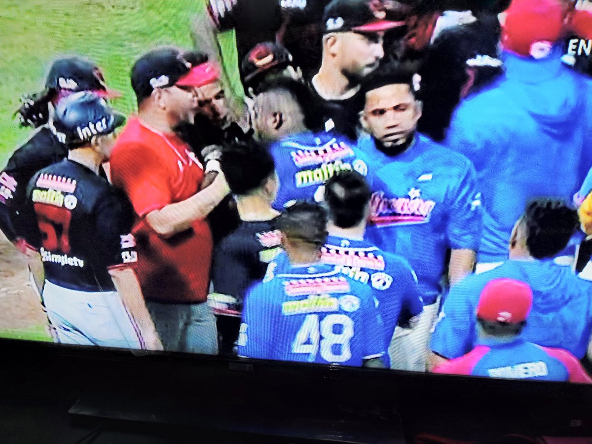 RobertsDelgado's tweet photo. Sigan con el perreo, que vergüenza eso no ayuda a el espectáculo, otra vez @tiburones_net https://t.co/qDuYx2AV8T