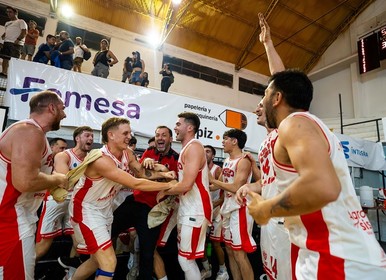 #LigaArgentina En doble suple y al ritmo de un playoffs
▶️ <a href="/CSSbasquet/">Sportivo Suardi 🏀</a> 84
🏀 <a href="/ColoLizarraga/">Luciano Lizarraga</a> 19 pts 4 reb
🏀 Horacio Rigada 15 pts 9 reb

▶️ <a href="/villasmTNA/">Club Villa San Martin</a> 80
🏀 <a href="/galassi_bruno/">Bruno Galassi</a> 18 pts 8 reb
🏀 Estefano Simondi 16 pts 5 reb

<a href="/LigaARGbasquet/">La Liga Argentina</a> 
📸 Prensa Suardi
