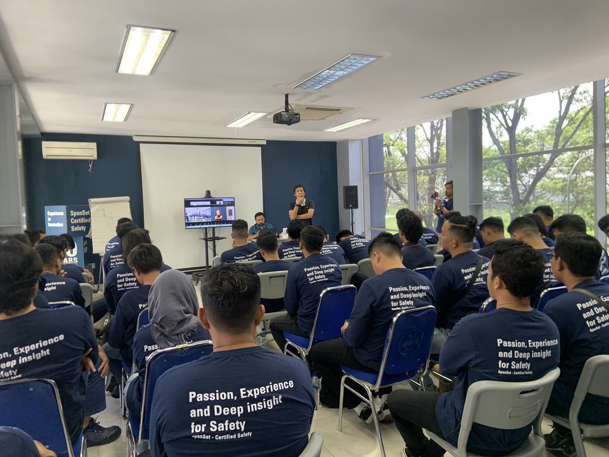 spansetID's tweet photo. Nah lihatkan bagaimana semangat hari ke3 ini,

Dan ternyata sesi tanya jawab cukup seru nih #SobatSpanSet, karena peserta PLN UIP3 Sumatera sangat tertarik seputar #KARMANTEL (hmm mungkin karna ini alat yang sehari hari digunakan bekerja ya🤔) 

#plnuip3bsumatera #hse #k3 https://t.co/KMzwRu3wuv