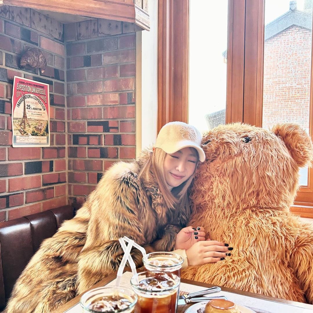 SuperMinzyPos's tweet photo. Minzy Instagram update❤️🧸 24.01.25

Smiling and having fun is the truth of life😁😍
Enjoy here, think later ❤️
Taste and atmosphere as pleasant as the phrase @samsamsam.kr
The bear I wanted to take 🐻 King Innu✨ @teddy.beurre.house
Friendly and warm chef @hun.gry.gram👍🏻👍🏻

P.S: (No worries, It’s a fake fur😉)
#Birthdaypart3
-MINZY

@mingkki21 
#Minzy #공민지 #2ne1 #MZENT #kpop #MinzyUpdate