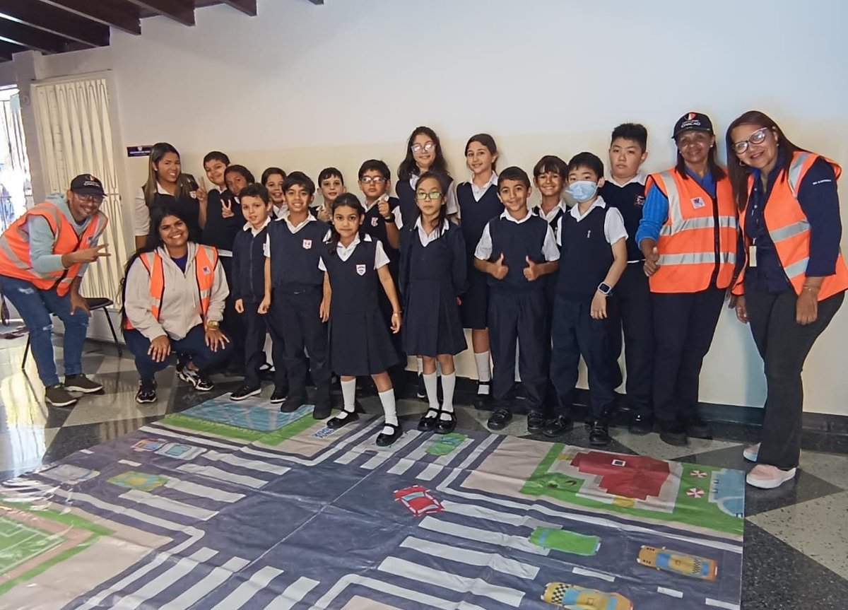 Seguimos enseñando las normas de tránsito a nuestros niños y niñas de Chacao. Este miércoles #24Enero el equipo de @movilidadchacao dictó el taller de Cultura Vial a los estudiantes de 4to grado del Colegio Venezolano Británico, ubicado en La Castellana. #TrabajandoXChacao