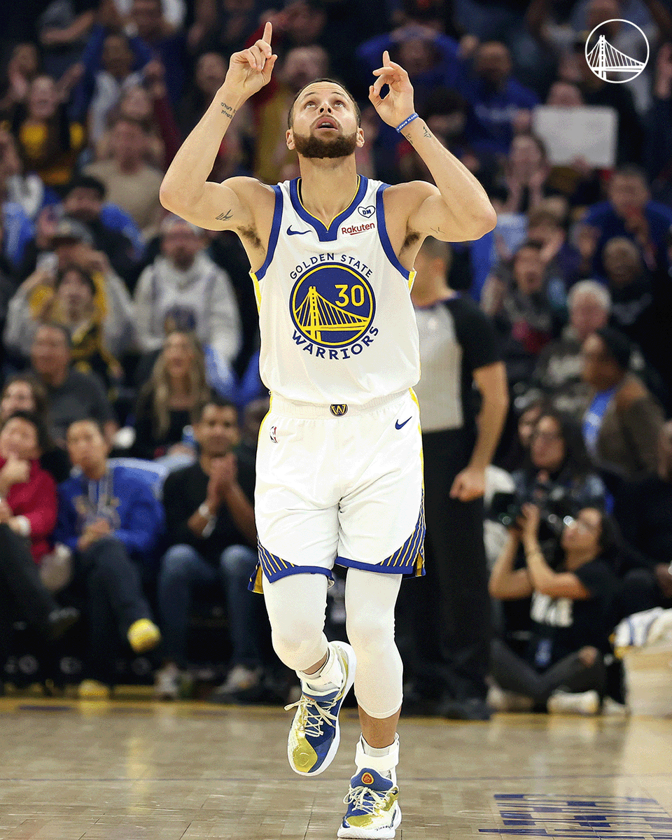 warriors's tweet photo. Stephen Curry pointed to the sky following his first bucket of the night💙 https://t.co/ibMctzblJk