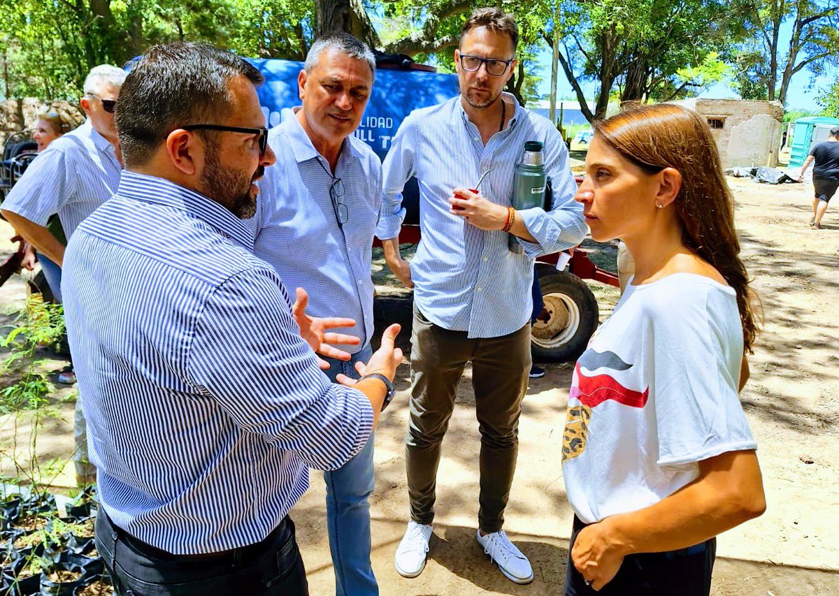 BergeseMartin's tweet photo. 🙌🌱En Vivero Agroforestal #Ansenuza de mi pueblo de #Marull , acompañando a la ministra @tori_flores , al intendente @gabrielfaletto , y a la Fed Jóvenes Agrarios Cooperativistas y Mutualistas. ♻️🤝🏳️🌈#asociativismo en su máxima expresión ! https://t.co/VxUqlw9ZDu