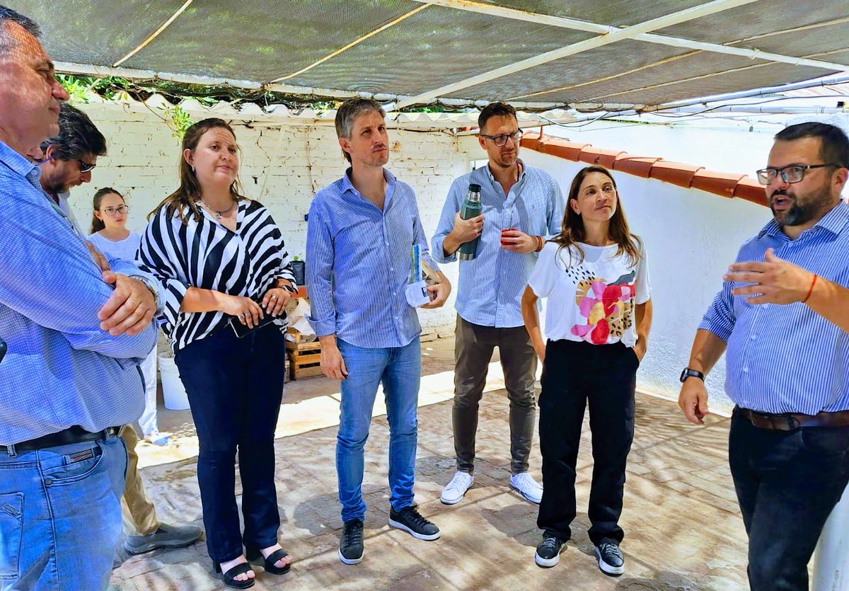 BergeseMartin's tweet photo. 🙌🌱En Vivero Agroforestal #Ansenuza de mi pueblo de #Marull , acompañando a la ministra @tori_flores , al intendente @gabrielfaletto , y a la Fed Jóvenes Agrarios Cooperativistas y Mutualistas. ♻️🤝🏳️🌈#asociativismo en su máxima expresión ! https://t.co/VxUqlw9ZDu