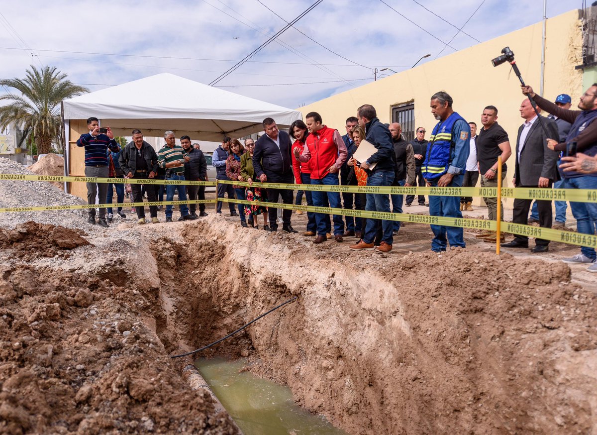 EVillegasV's tweet photo. 🚧 Este tipo de obras tiene mucho valor, no por su costo, sino por lo que representan para la gente. Estamos mejorando la tubería en el Fracc. San Antonio, y terminando vamos a dejar bien pavimentado. 

¡Con @LetyHerreraAle vamos a seguir haciendo que Gómez Palacio brille!

#2024ElAñoDeDurango
